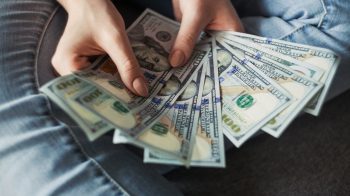 Mengungkap Rahasia Mengapa Uang Dolar Amerika Serikat Sering Digunakan untuk Alat Pembayaran Perdagangan Internasional